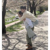 Dalam foto yang beredar, Seo Kang Joon dan Ahn Eun Jin menampilkan chemistry sebagai pasangan yang diceritakan sudah 10 tahun berpacaran dan siap memasuki jenjang pernikahan. Foto: dok. KBS2