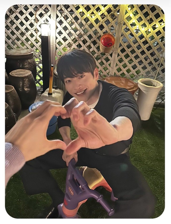 Dalam drama romantis ini, Seo Kang Joon bertransformasi sebagai Nam Goong Ho, asisten manajer perusahaan makanan ringan yang dikenal supel dan humoris. Ia telah membayangkan masa depan bersama kekasihnya Ahn Eun Jin. Foto: dok. KBS2