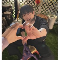 Dalam drama romantis ini, Seo Kang Joon bertransformasi sebagai Nam Goong Ho, asisten manajer perusahaan makanan ringan yang dikenal supel dan humoris. Ia telah membayangkan masa depan bersama kekasihnya Ahn Eun Jin. Foto: dok. KBS2
