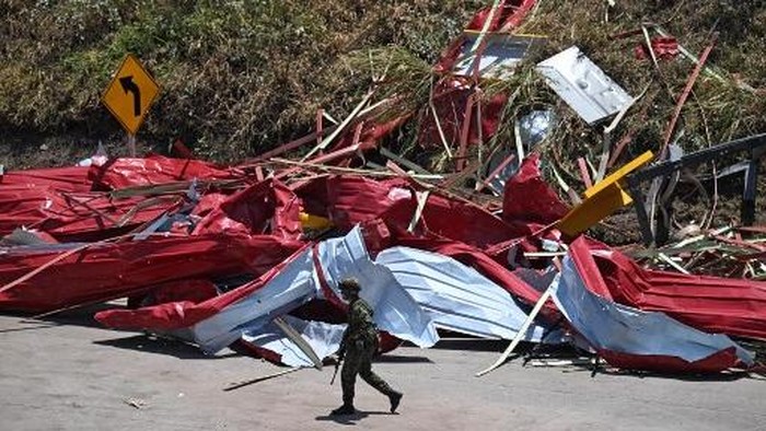 A soldier stands guard after a toll plaza was attacked in Santander de Quilichao, Cauca department, Colombia, on August 8, 2026. (Photo by Joaquin SARMIENTO / AFP)
