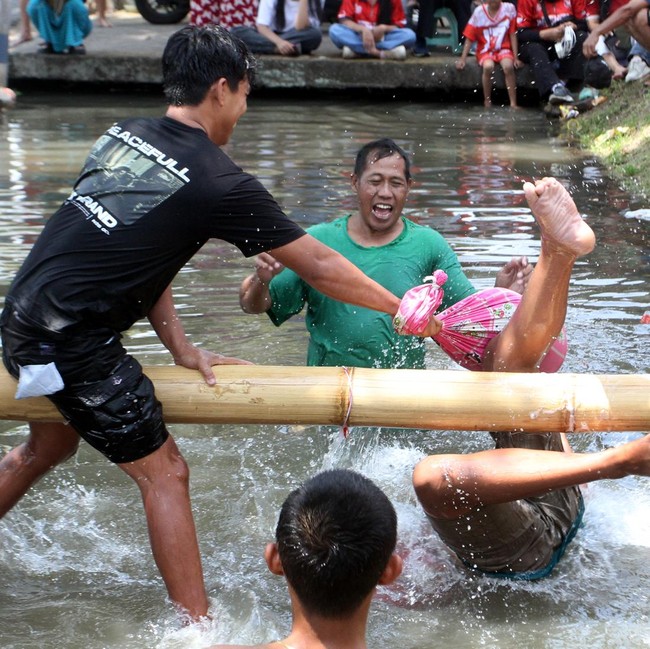 Serunya Lomba Pukul Bantal Sambut HUT ke-81 RI di Malang