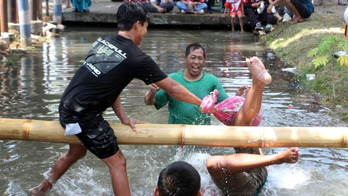 Seorang peserta memukulkan bantal ke arah lawannya dalam lomba pukul bantal di Kelurahan Madyopuro, Kota Malang, Jawa Timur, Minggu (9/8/2026). Warga menggelar lomba tersebut untuk menyambut HUT ke-81 Kemerdekaan RI sekaligus mempererat kebersamaan d
