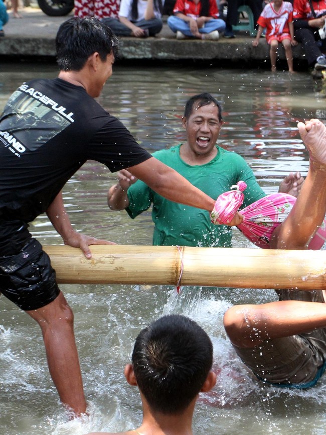 Serunya Lomba Pukul Bantal Sambut HUT ke-81 RI di Malang