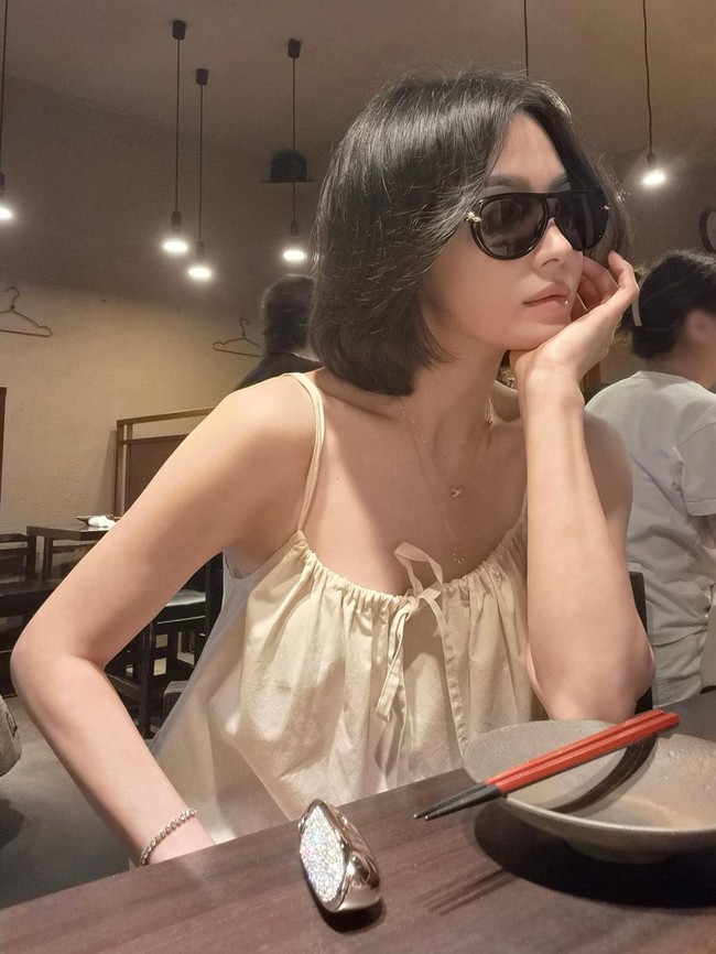 Bikin Salfok! Ini 6 Aksesori Mewah Song Hye Kyo Saat Liburan di Jepang