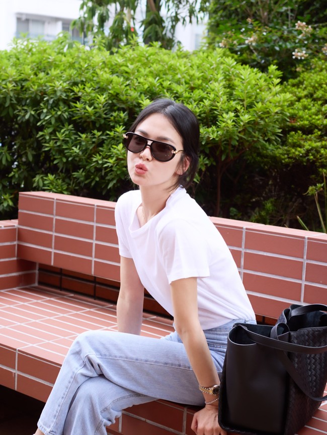 Dalam foto lain, Song Hye Kyo tampil sederhana dalam balutan kaos polos berwarna putih. Namun, harga jam tangannya keluaran Rolex Lady-Datejust 26 ditaksir dengan harga fantastis mencapai US $11,616 atau Rp 206,7 juta di situs Farfetch. Foto: dok. Instagram @kyo1122