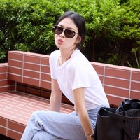 Dalam foto lain, Song Hye Kyo tampil sederhana dalam balutan kaos polos berwarna putih. Namun, harga jam tangannya keluaran Rolex Lady-Datejust 26 ditaksir dengan harga fantastis mencapai US $11,616 atau Rp 206,7 juta di situs Farfetch. Foto: dok. Instagram @kyo1122