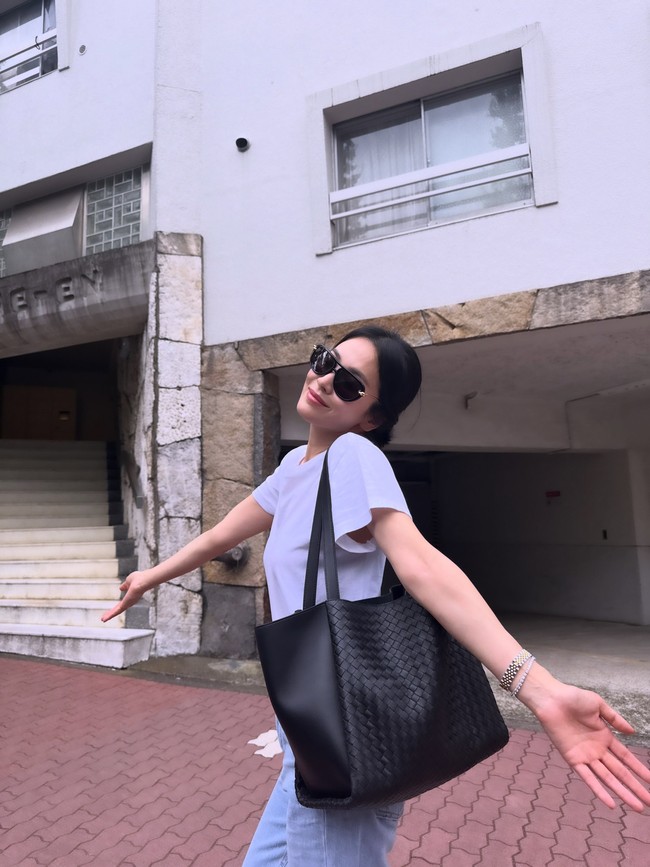 Song Hye Kyo memilih Jepang sebagai destinasi liburan musim panasnya. Bintang drama Korea The Glory itu memamerkan sederet foto dengan gaya simpel saat mendatangi pameran seni. Namun, harga aksesori yang dikenakannya bikin netizen tercengang. Foto: dok. Instagram @kyo1122