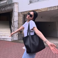 Song Hye Kyo memilih Jepang sebagai destinasi liburan musim panasnya. Bintang drama Korea The Glory itu memamerkan sederet foto dengan gaya simpel saat mendatangi pameran seni. Namun, harga aksesori yang dikenakannya bikin netizen tercengang. Foto: dok. Instagram @kyo1122