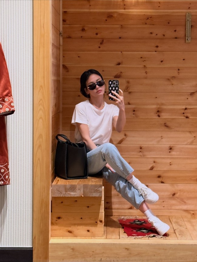 Koleksi tote bag hitam Song Hye Kyo masih datang dari Bottega Veneta. Dengan teknik anyaman kulit manual khas dari rumah mode Italia tersebut. Borsa Intrecciato ditaksir bernilai Rp 67,9 juta. Foto: dok. Instagram @kyo1122