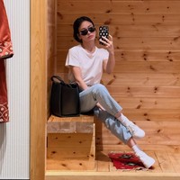 Koleksi tote bag hitam Song Hye Kyo masih datang dari Bottega Veneta. Dengan teknik anyaman kulit manual khas dari rumah mode Italia tersebut. Borsa Intrecciato ditaksir bernilai Rp 67,9 juta. Foto: dok. Instagram @kyo1122