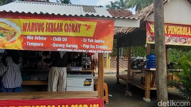 Suasana di kedai seblak Indy di Pangandaran Suasana di kedai seblak Indy di Pangandaran