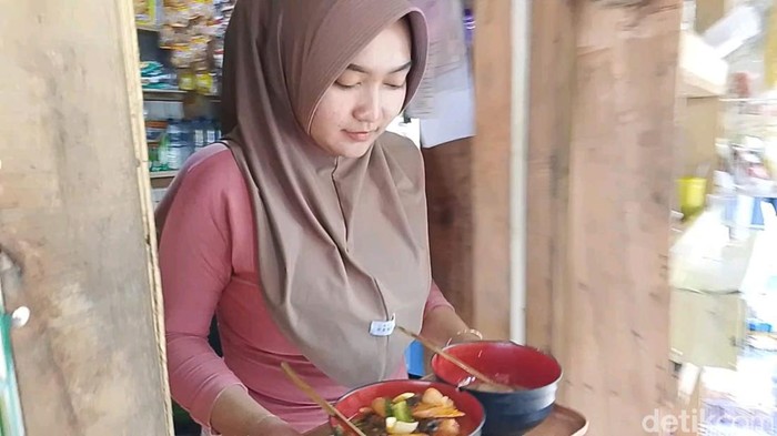 Suasana di kedai seblak Indy di Pangandaran