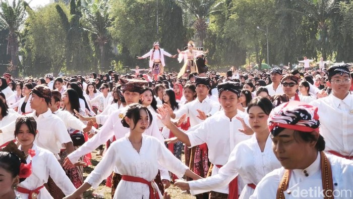 Ribuan orang menampilkan tarian Dug Dug Der Semarangan di Lapangan Simpang Lima, Kecamatan Semarang Tengah, Kota Semarang, Minggu (9/8).