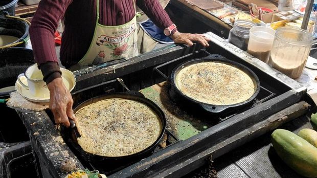 Terang bulan jadul yang dijual Ni Mangku Renggani di di Pasar Beringkit, Desa Mengwitani, Kecamatan Mengwi, Badung, Minggu (9/8/2026) sore. (Agus Eka/detikBali) Terang bulan jadul yang dijual Ni Mangku Renggani di di Pasar Beringkit, Desa Mengwitani, Kecamatan Mengwi, Badung, Minggu (9/8/2026) sore. (Agus Eka/detikBali)