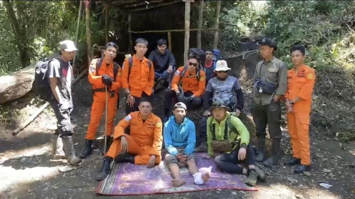 Tim beristirahat di Shelter 1 Gunung Dempo saat evakuasi pendaki cedera di Gunung Dempo