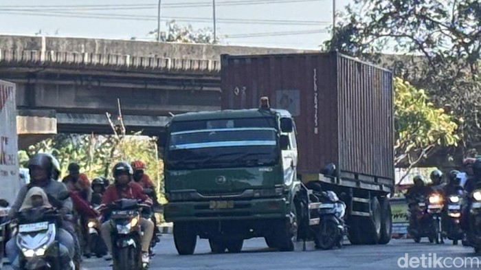 Truk mogok di Waru Sidoarjo