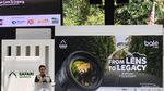 Adu Jepret Foto Satwa hingga Ular Sanca Digendong Model