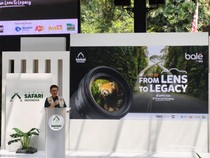 Adu Jepret Foto Satwa hingga Ular Sanca Digendong Model