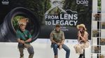 Adu Jepret Foto Satwa hingga Ular Sanca Digendong Model