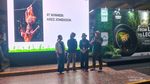 Adu Jepret Foto Satwa hingga Ular Sanca Digendong Model