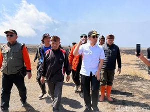 Kebakaran Bromo Meluas Capai 520 Hektare, 3 Heli Water Bombing Dikerahkan