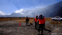 Emil membeberkan, lahan yang terbakar didominasi alang-alang yang sifatnya mudah terbakar dan mudah menyebar karena angin.