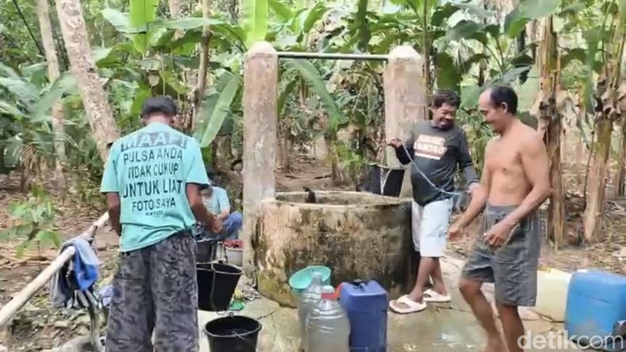 ScreenshotWarga yang sedang meninba air dan mencuci piring di sumur tua