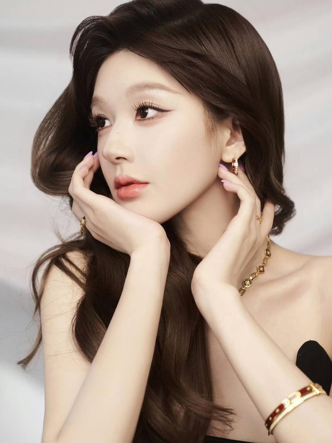 Cantiknya Zhao Lusi Jadi Brand Ambassador Perhiasan, Gaun Cut-Out Bikin Salfok