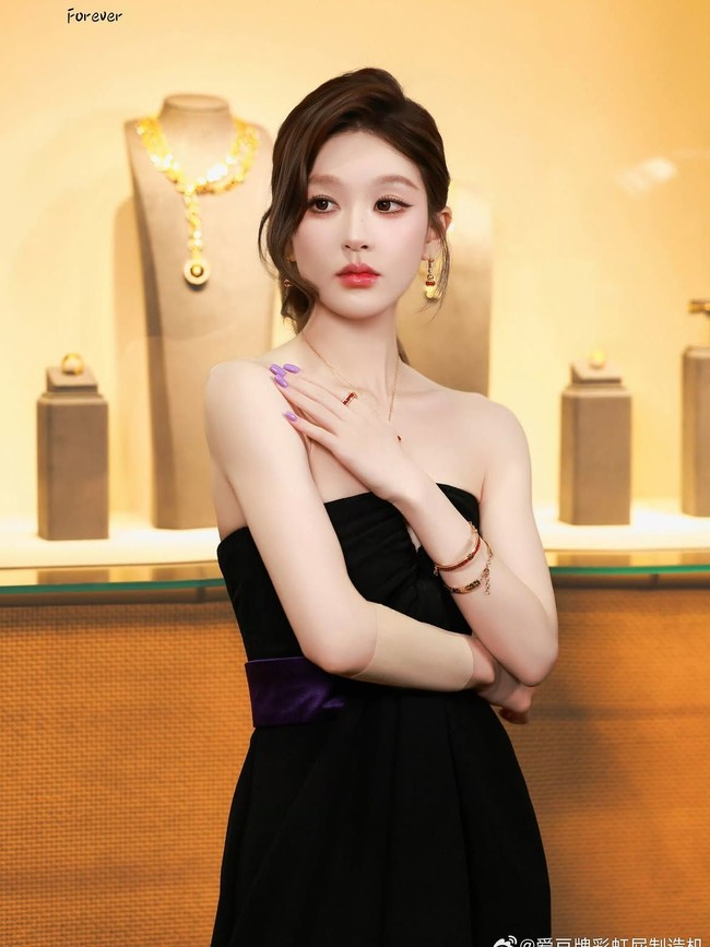 Penunjukan sebagai wajah global Chow Tai Fook disebut menjadi endorsement baru ke-16 yang diraih Zhao Lusi sepanjang 2026. Kariernya pun semakin melebar, tak hanya sebagai aktris dan penyanyi tetapi juga ikon fashion dan kecantikan. Foto: Dok. Instagram Chow Tai Fook, Zhao Lusi Fanbase