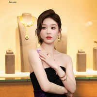 Penunjukan sebagai wajah global Chow Tai Fook disebut menjadi endorsement baru ke-16 yang diraih Zhao Lusi sepanjang 2026. Kariernya pun semakin melebar, tak hanya sebagai aktris dan penyanyi tetapi juga ikon fashion dan kecantikan. Foto: Dok. Instagram Chow Tai Fook, Zhao Lusi Fanbase