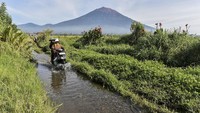 Jalan Rusak Hambat Aktivitas Ekonomi Warga Desa Terpencil di Kerinci