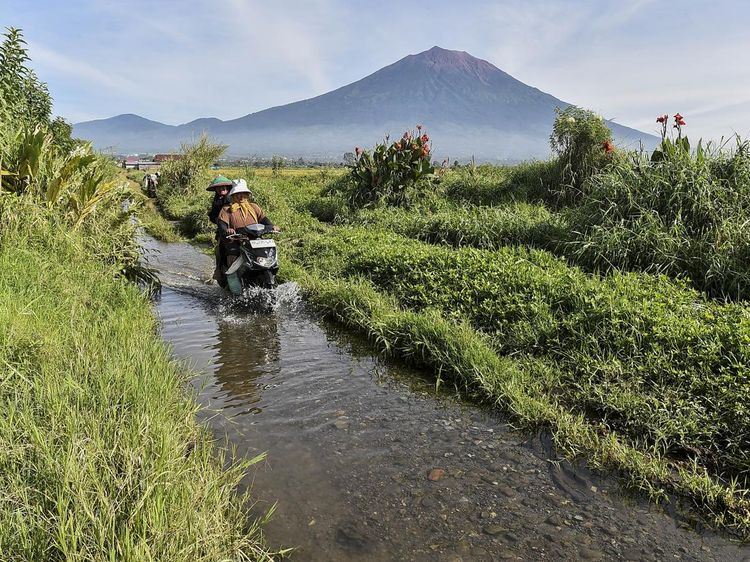 Jalan Rusak Hambat Aktivitas Ekonomi Warga Desa Terpencil di Kerinci