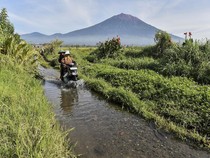 Jalan Rusak Hambat Aktivitas Ekonomi Warga Desa Terpencil di Kerinci