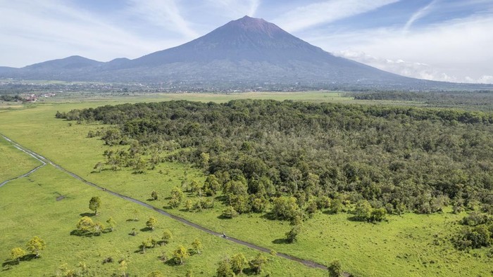 Pengendara melintasi jalan Desa Sungai Sampun-Renah Kasah di Kerinci, Jambi, Senin (10/8/2026). Jalan penghubung satu-satunya Desa Renah Kasah dengan desa lainnya, termasuk pasar dan rumah sakit itu merupakan daerah rawa di ketinggian 1300 mdpl dan dalam kondisi tidak memadai sepanjang 5 kilometer. ANTARA FOTO/Wahdi Septiawan/nz.