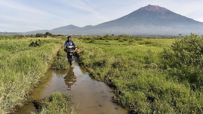 Pengendara melintasi jalan Desa Sungai Sampun-Renah Kasah di Kerinci, Jambi, Senin (10/8/2026). Jalan penghubung satu-satunya Desa Renah Kasah dengan desa lainnya, termasuk pasar dan rumah sakit itu merupakan daerah rawa di ketinggian 1300 mdpl dan dalam kondisi tidak memadai sepanjang 5 kilometer. ANTARA FOTO/Wahdi Septiawan/nz.