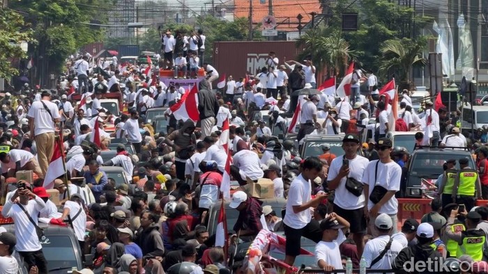 Aksi demo peternak ayam blokir Pantuta Kendal.