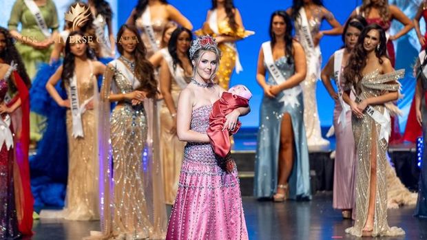 Aksi Miss Canada gendong anaknya saat Final Walk curi perhatian. Momen emosional ini jadi simbol kuat ketangguhan serta keindahan peran ibu.