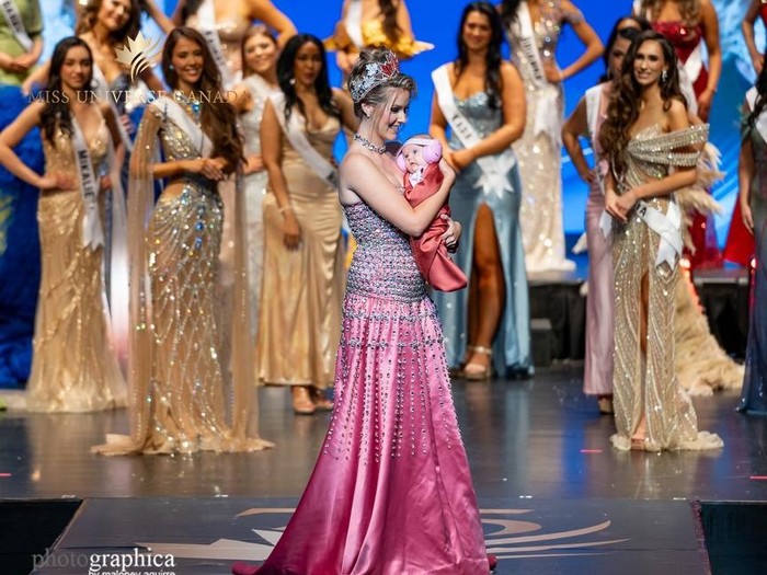 Aksi Miss Canada gendong anaknya saat Final Walk curi perhatian. Momen emosional ini jadi simbol kuat ketangguhan serta keindahan peran ibu.