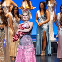 Cetak Sejarah! Miss Universe Canada Naik Panggung Gendong Bayi!