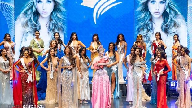 Aksi Miss Canada gendong anaknya saat Final Walk curi perhatian. Momen emosional ini jadi simbol kuat ketangguhan serta keindahan peran ibu.