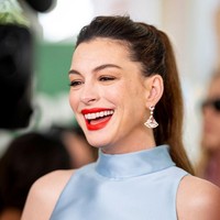 Penampilan yang disiapkan oleh stylist Erin Walsh ini semakin sempurna dengan riasan dewy dan sapuan lipstik merah klasik. Rambutnya ditata sleek dalam high ponytail, menciptakan kesan modern dan polished yang mengimbangi detail dramatis pada busananya. (Foto: Emma McIntyre/FilmMagic)