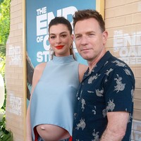 Kehamilan ini menjadi anak ketiga Hathaway bersama sang suami, Adam Shulman. Keduanya menikah pada 2012 dan telah memiliki dua putra, Jonathan dan Jack. Hathaway mengumumkan kehamilan ketiganya pada Juni lalu. (Foto: Kayla Oaddams/Getty Images for Warner Brothers Pictures)