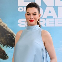 Look tersebut menjadi pilihan fashion yang berani sekaligus elegan karena secara sengaja mengekspos siluet kehamilan Anne Hathaway. Alih-alih menyamarkan baby bump, aktris pemenang Oscar ini menjadikannya bagian utama dari penampilan red carpet yang penuh statement. (Foto: Brianna Bryson/WireImage)
