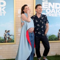 Anne Hathaway Tanggapi Rumor Pakai Perut Hamil Palsu di Karpet Merah