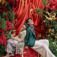 Senada dengan busana keduanya, dekorasi acara juga tampak ceria dengan warna beragam. Didominasi warna merah, terdapat aplikasi pita-pita berwarna kuning serta tanaman berwarna merah, hijau, dan kuning. Foto: Instagram/@pnvl