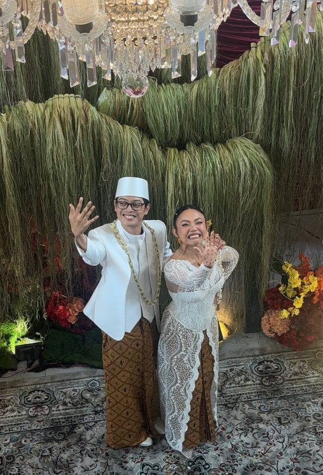Setelah acara pertunangan resmi pada 3 Mei 2026, Aulion dan Pila menggelar pernikahan pada Minggu (9/8/26). Untuk akad nikah, keduanya tampil kompak kenakan busana pengantin berupa kebaya dan beskap berwarna putih. Kebaya dan beskap tersebut dipadukan dengan kain batik lilit warna coklat. Foto: Instagram/@pnvl