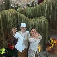 Setelah acara pertunangan resmi pada 3 Mei 2026, Aulion dan Pila menggelar pernikahan pada Minggu (9/8/26). Untuk akad nikah, keduanya tampil kompak kenakan busana pengantin berupa kebaya dan beskap berwarna putih. Kebaya dan beskap tersebut dipadukan dengan kain batik lilit warna coklat. Foto: Instagram/@pnvl