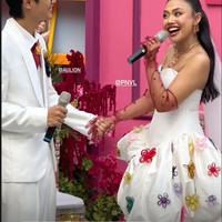 Pila tampil dengan mini dress putih dihiasi aplikasi bunga 3D warna-warni. Penampilannya semakin lengkap dengan sarung tangan transparan panjang warna merah marun yang senada dengan anting serta warna batu pada kalung emas yang dikenakannya. Foto: Instagram/@pnvl
