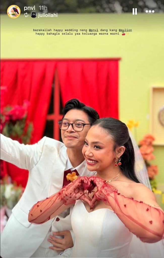 Riasan wajah Pila dibuat natural dipadukan dengan lipstik merah yang lebih bold. Serasi dengan Pila, Aulion juga menambahkan dasi merah maron untuk melengkapi setelan serba putih yang dikenakannya. Foto: Instagram/@pnvl