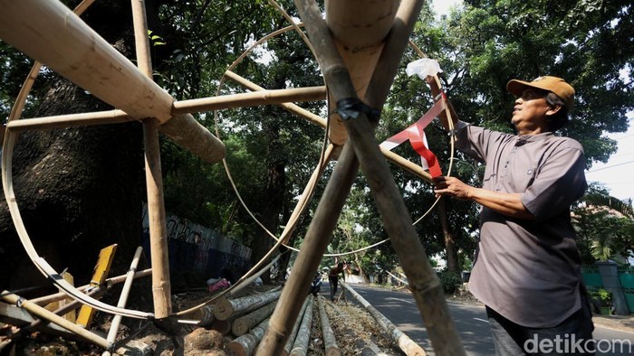 Pekerja mengupas kulit batang pohon pinang di kawasan Manggarai, Jakarta, Senin (10/8/2026). Penjualan batang pinang untuk perlombaan panjat pinang mulai marak menjelang peringatan HUT ke-81 Kemerdekaan RI. Batang pohon pinang yang telah dibersihkan dan dirapikan dijual dengan harga mulai dari Rp800 ribu per batang, belum termasuk biaya pengiriman. Menurut pedagang, batang pinang yang rata-rata memiliki panjang sekitar 9 meter tersebut didatangkan dari wilayah Rangkasbitung, Banten. Sejumlah pesanan mulai berdatangan, salah satunya dari kawasan Kalimalang yang setiap tahun rutin menggelar perlombaan panjat pinang. Pedagang berharap tradisi panjat pinang dalam rangka memperingati Hari Kemerdekaan RI tetap dipertahankan karena memiliki nilai kebersamaan dan gotong royong yang kuat. Panjat pinang masih menjadi salah satu perlombaan yang banyak dipilih masyarakat untuk memeriahkan peringatan Hari Kemerdekaan di lingkungan tempat tinggal